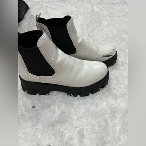 Size 10 woman’s white boots for 20$